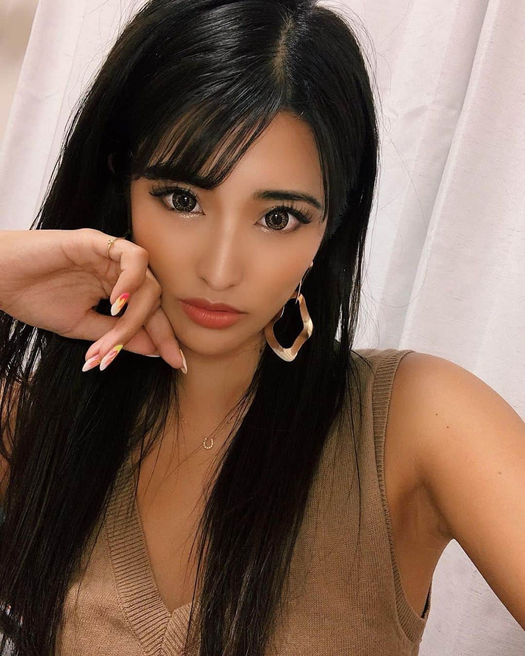 鈴木まりなのインスタグラム：「Black Hair🖤🖤 毎週色々変えた結果 ここに落ち着いた👽   2020.8.31     #blackhair」