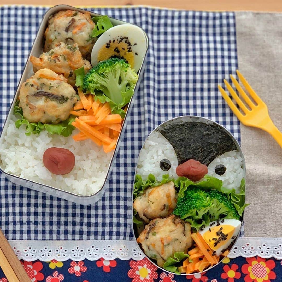 maki ogawaさんのインスタグラム写真 - (maki ogawaInstagram)「A penguin with a umeboshi bill.   This is a bento that I made for #bentoexpo before.  Hinomaru bento is so simple and typical of Japanese Bento( and I like hinomaru bento:) but just adding a little pieces of seaweed, it turns cute penguin.  The side dishe is Deep-fried chicken and tofu. It's like fluffy chicken nuggets.  Chopped leeks,  wood ear mushroom carrot  shiitake mushrooms add your fav veggies to the patty.  Fry them in low to medium oil in a few mins.  うめぼしのクチバシのペンギンくん。  bentoexpo用に作ったお弁当です。  シンプルな日の丸弁当に 海苔を少し加えるとかわいいペンギンになります。  サイドディッシュは、鶏肉と豆腐の唐揚げ。  ふわふわのチキンナゲットみたいな感じです。  ネギのみじん切り。  茸 にんじん  椎茸 好みの野菜をパティに加えて、 低めの油から中程度の油でゆっくり揚げてください。  私は 紫キャベツや 紫玉ねぎに 人参 や コーン を加えて、色鮮やかに作るのも好きです❤️✨  ●作り方●(お弁当2-3人分) 鶏胸肉　75g 絹豆腐　45g おろし生姜　少々 人参　12g 椎茸　1個 大葉　2枚 塩　小さじ1弱 片栗粉　大1/2  豆腐はキッチンペーパーで包み、ざるなどの上に置いて軽く水を切る（１０～２０分くらい）。鶏肉は一口大に切り、フードプロセッサーで粗みじんにする。にんじんは2㎝ほどの長さの細切りに（マッチ棒サイズ）、しいたけは細切り、大葉は千切りにする。ボウルに鶏肉、豆腐、おろし生姜、にんじん、シイタケ、大葉、塩、片栗粉を入れ、よく練る。スプーンですくいながら170度に熱した油で３～４分揚げる。  #ランチ #ランチプレート #japanesecuisine #japanesefood #onigiri #riceballs #cutefood #kawaiifoods #foodstagram #lunch #Japanese_food #japanfood #yummy #料理好きな人と繋がりたい #ママリクッキング #レシピブログ #フーディーテーブル #フーディスト #おうちごはんlover #ouchigohanlover #bentoexpo #bento #お弁当 #弁当 #キャラ弁 #kyaraben #kyarabenist #oben365 @smile.zakka  http://www.facebook.com/cuteobento」9月6日 20時19分 - cuteobento