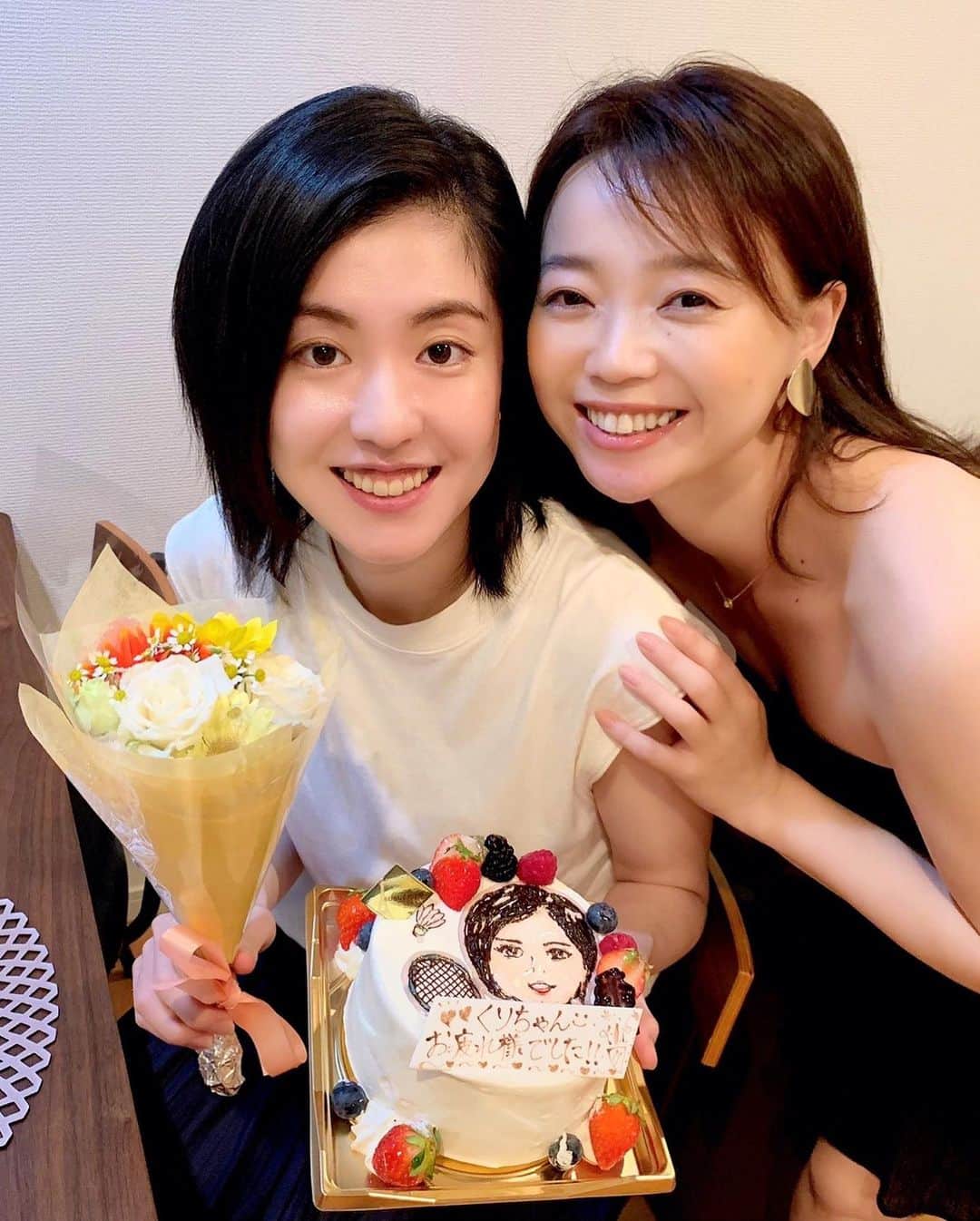 栗原文音のインスタグラム：「もみさんと久しぶりの再開♡ 最近はインスタライブでのヨガレッスンでしたが、今回はリアルヨガレッスンをしてもらいました🥺 終わった後は、呼吸が深くしやすくなってたー✨ 腹筋トレーニングはついていけず… 情けない…😥😥 終わってサプライズで、引退お疲れ様会をしてくれました😳💓💓 似顔絵ケーキに素敵なお花まで🥺 本当にいつも優しくて可愛いもみさん♡ 私の理想の女性💓 これからも仲良くして下さい😍 今回もありがとうございました^_^ #京乃ともみ#ヨガ#栗原文音#ヨガレッスン#憧れの女性#サプライズ#似顔絵ケーキ#お花#仲良し」