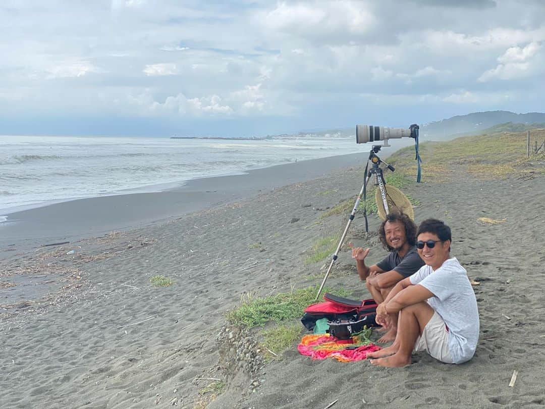 佐々木明さんのインスタグラム写真 - (佐々木明Instagram)「【Happy 🏖 beach】 ずっと待ち焦がれていたswellがやってきてそこに集まる仲間も俺がサーフィンを始めて3年間で出逢った最高のメンツで幸せだこの感じなんて思ったり。  静岡ではTF family 湘南ではHBの皆や沢山の🏄‍♂️の仲間 北海道にはソウシ君やヤスくんや皆。  一人でサーフィンはじめてたら絶対に入らないでしょ。と言うような日にも連れ出してくれる。 みなさんのおかげで大自然海のパワーを身体いっぱいで感じています。  でも初心者に初心者の俺から言いたい。 デカイ時は調子に乗って入るもんじゃない。海の力は舐めたらあかん！山も同じだけど。  身体が痛いで済めばいいけど。  しっかし待ちに待っただけにみんな同じテンションで楽しいね！  #背伸びせず #調子に乗らず #安全に #笑顔で #スポーツを楽しみましょう 😊」9月6日 20時12分 - akiraexploring