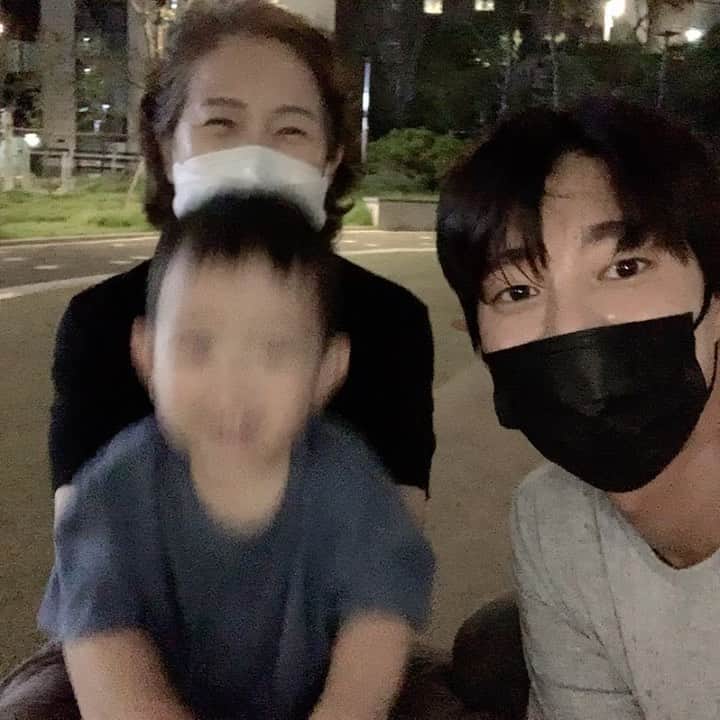 ソン・ウォンソクのインスタグラム：「#시소 1시간째 누가 이기나 보자!!!!! 😉」