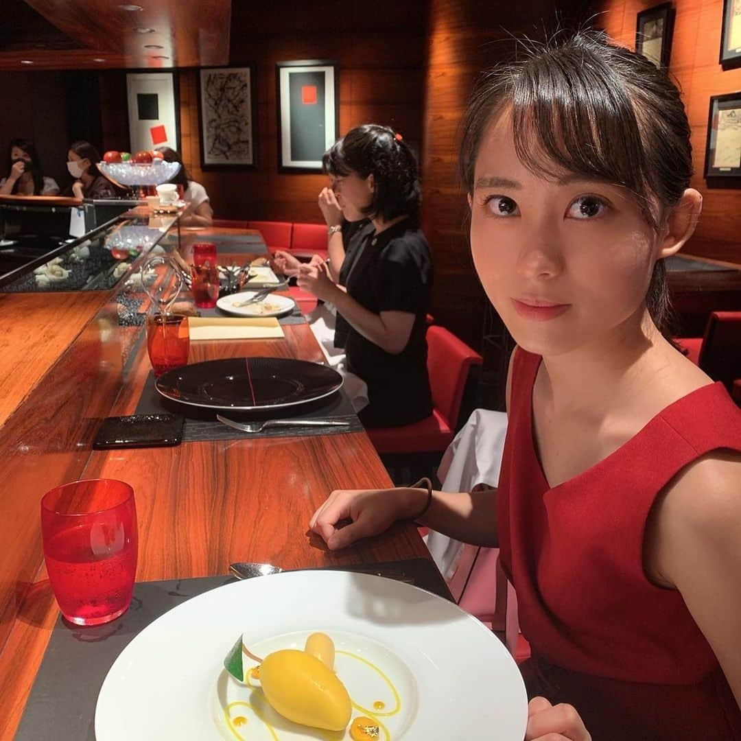 上野瑚子のインスタグラム：「家族でらんちロブション🥰 メニューにないデザート頂いたよん...♡可愛くて美味しかった。さいこう。美味しいものこの土日たくさん食べたし明日からもお仕事がんばろーっと！ . . . #ランチ #六本木ランチ #ロブション #joelrobuchon  #六本木ヒルズ #六本木グルメ #latelierdejoelrobuchon #六本木 #フレンチ #レモンケーキ #レモンスイーツ #ポニーテール #グルメ好きな人と繋がりたい  #ビジョビ　#天使と女神のハーフ #美女navi #ビジョフォ #ビジョラダ #美人名鑑　#美女ふぁいる #赤コーデ  #ビジョグラム #ビジョビジョ #美女の宅急便 #被写体 #読モ #サロモ #サロンモデル #インスタグラマー #ol」