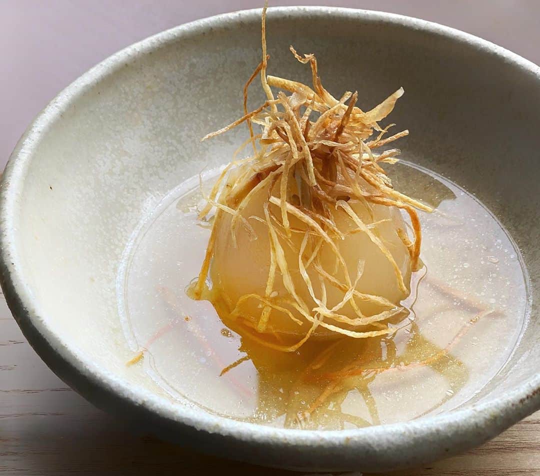 のインスタグラム：「Pecoros and fried burdock🧅 The third photo is soup stock porridge with fried burdock. #pecoros #foodstagram  ペコロスのトロトロ煮 . コトコト煮込んだペコロスにゴボウの素揚げをトッピングしました。 2枚目→右側の素揚げはペコロス用、 左側はお粥に。(写真3枚目) . カリカリ食感と風味が🙆🏻‍♀️ . #玉ねぎ #野菜」