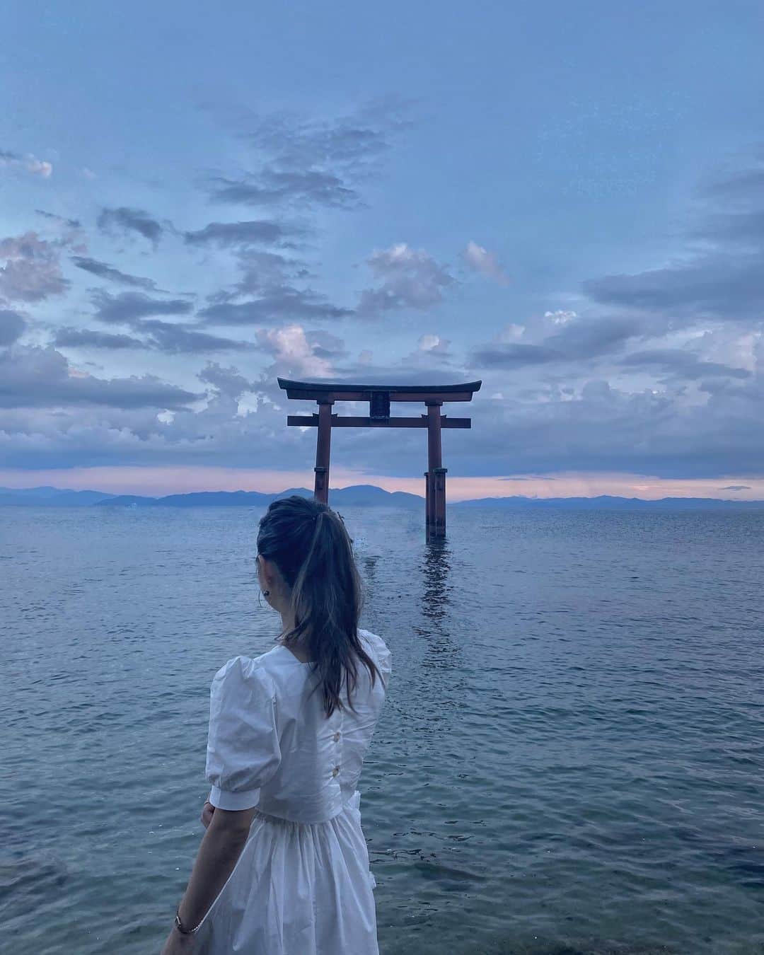 のインスタグラム：「. 📍#白髭神社 この週末は滋賀満喫Day🐟 ここめっちゃ素敵な場所やのに SUPしてる人だらけで興醒め。笑 #加工で全部消してやった ワンピースは背中あいててかわ。 #すけてるのはキャミソールです」