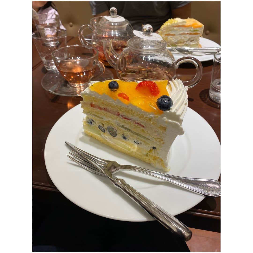 堀友理子さんのインスタグラム写真 - (堀友理子Instagram)「久々にハーブス🍰 ハーブスのケーキが並んでいるショーケースを見た娘が「食べたい」と言って前から動かなくなった🤣 2歳の子にとってもやはりこのケーキは魅力的なんだなぁ😂✨ 半分も食べられた😂この日は特別！ もう少し大人になって一緒に食べに行きたいなぁ😊 #ハーブス」9月6日 20時21分 - horiyurisanpo