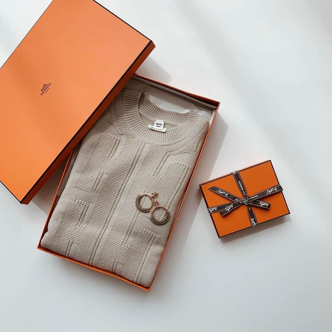 のインスタグラム：「﻿ ﻿ 秋支度...🍁﻿ ﻿ ﻿ #hermes #エルメ#에르메스　#hermeslovers #hermesaddict #thehermesworld #エルメス好きな人と繋がりたい　#hermesknit #hermesaccessories #hermesaccessory #fashion #outfit #ootd #coordinate #simple  #instagood #mamacode #mom  #엄마 #패션 #156センチコーデ #sサイズコーデ #シンプルコーデ #ファッション #コーディネート #コーデ﻿」