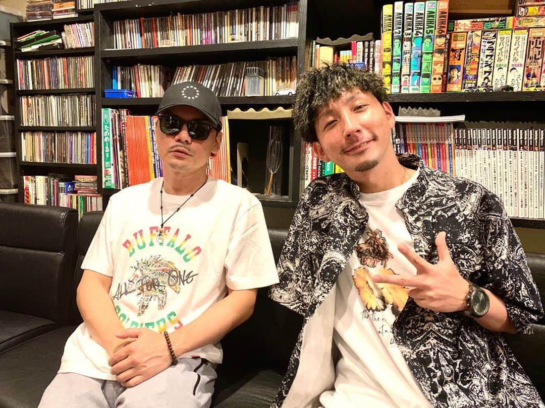 SPICY CHOCOLATEのインスタグラム：「✴︎ やってもないのに やるしかないよ さんと 新しい曲を作ってマス♪  まもなく発表‼️ 乞うご期待🌟  着用してるのは、 MURALと、 REGGAE JAPAN FESTIVAL’20 がコラボしたTシャツ🌟  #生きた証を残したい #MURAL #RJF20 #Allforone #レゲエで元気を」