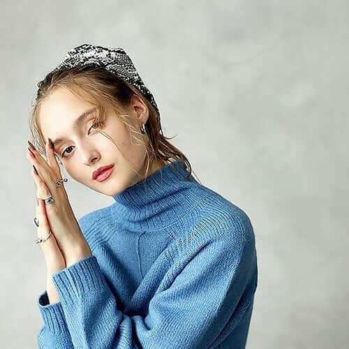 のインスタグラム：「_ #newarrivals ————————————﻿ ☑︎Super Big Chouchou-(¥2,990+tax)﻿  2020AWトレンドのヘアアクセサリー ビックシュシュに新しいデザインが登場..❤︎  普通ではつまらない。 そんな思いからGALLERIEでは他に無い インパクトのあるスーパービッグサイズをご提案します。  お好みのシュシュで自分なりのアレンジを楽しんで..♥ ONLINE STOREはTOPのリンクから﻿ http://www.gallerie-online.jp/﻿ ————————————﻿ #お問い合わせ番号w1758 ﻿ ﻿ ﻿ ﻿」
