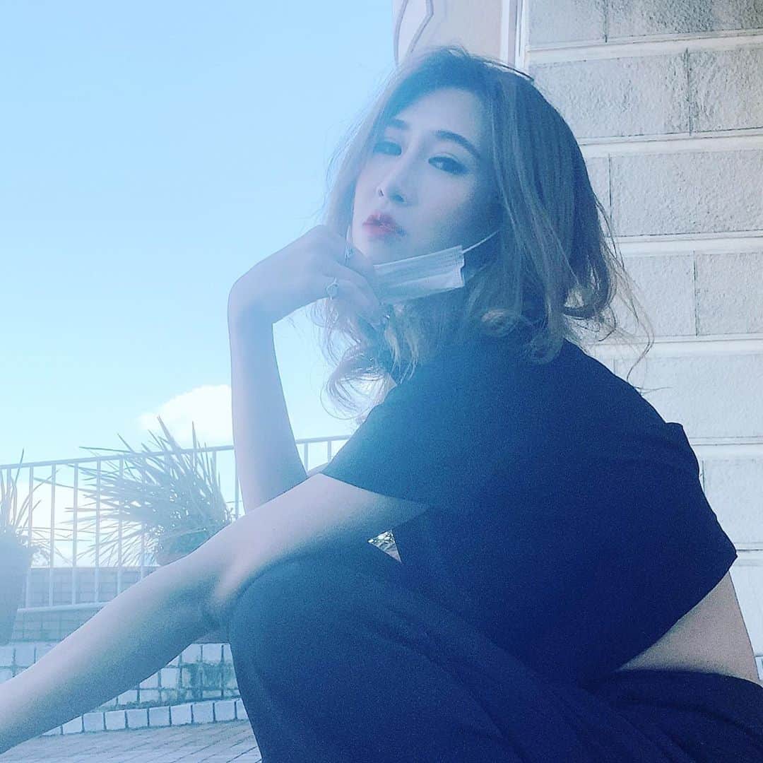 赤崎ティナ（西浦舞由美）のインスタグラム：「#モデル #マスク #撮影 #ハイトーンカラー #タレント わたしらしく居ることって ワガママを言いたい放題言うことじゃない。 「らしく」に対しての ずっと変わらない「軸」を ひとつ持つことが 「自分らしく」だと思う その「軸」って 語り合える仲間に話せば いいだけで お酒に溺れて認めてもらいたくて わめくよりも 胸の内にしまって 語れる仲間の前で出せばいい。 「わかってください！」って ズカズカ話すよりも 「軸」をブラさずに 仕事をする方が よっぽどかっこいい。 #赤崎ティナ #日本　#Japan #フィリピン #Philippine #韓国　#Korea #東京　#tokyo」