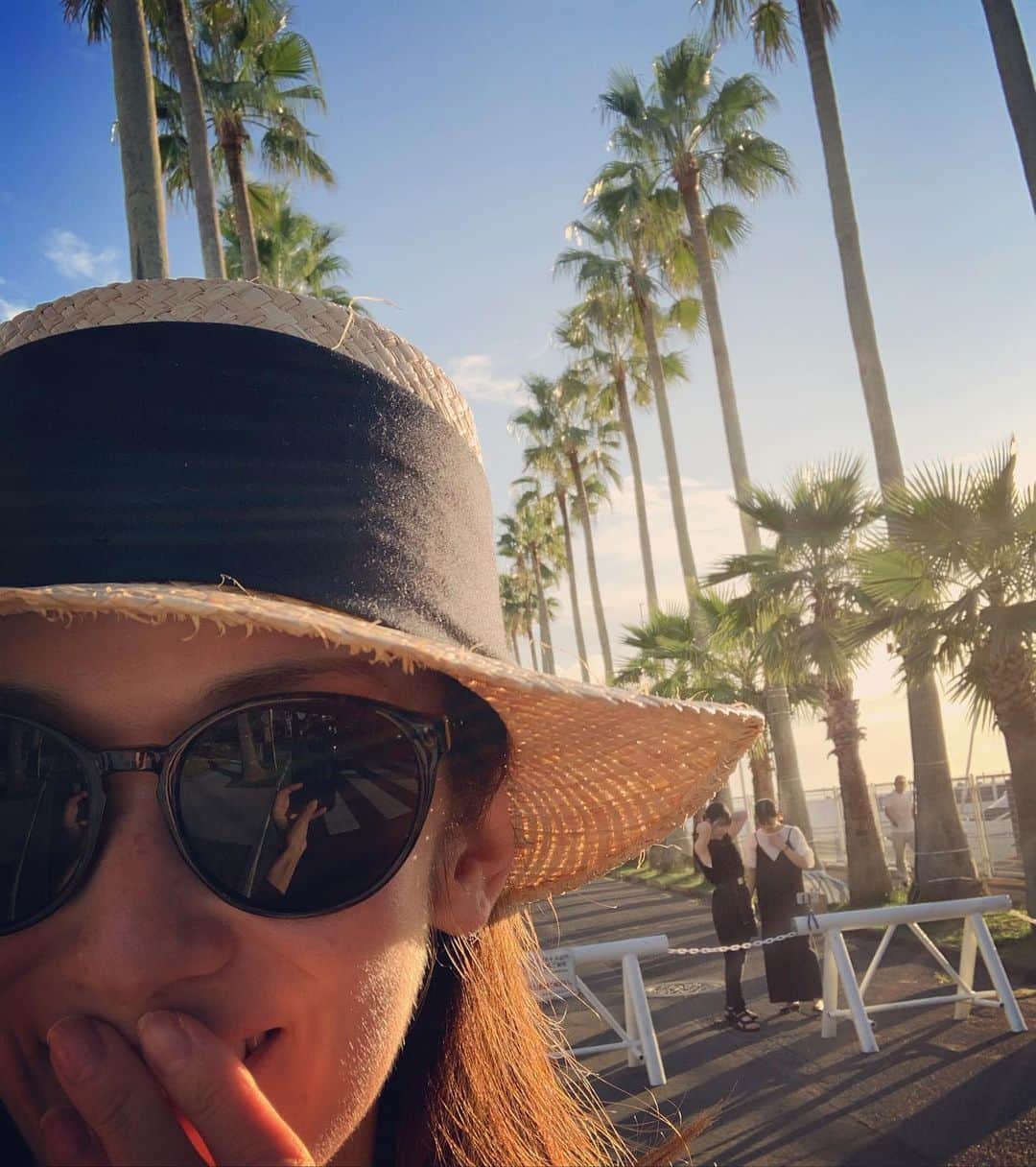 大河内奈々子のインスタグラム：「夕方のお散歩は息子と一緒に😊  海を見ると大きな大きな波。 台風の影響が気になります。 九州地方への被害が少ない事を祈っています✨  #夕方のお散歩 #息子とデート #台風の被害が少なくすみますように #すっぴんの日 #sunset」