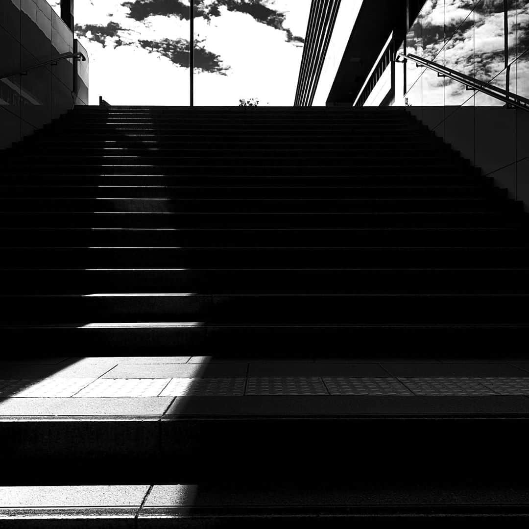 naotakeのインスタグラム：「階段 - Stairs / iPhone XR & Snapseed, 20200907 . . ひとり回転寿司。好きなネタがみんな売り切れのため、のり巻き祭り。 . . #spicollective #royalsnappingartists #infamous_family #rsa_main #infinity_photo_cult #2_fineart #jp_gallery_member #jp_gallery_bnw #trb_bnw #wp_bnw  #bnw_life #bnwlife_member #bnw_life_shots #bnw_captures #world_bnw #top_bnw #team_jp_ #team_jp_モノクロ #ig_energy_bw #ig_nihon #streetphotographybnw #igersjp #blackandwhite #bnw #bnwphoto #monochrome #bw #bnwphotography #ShotOniPhone #shotoniphoneXR」