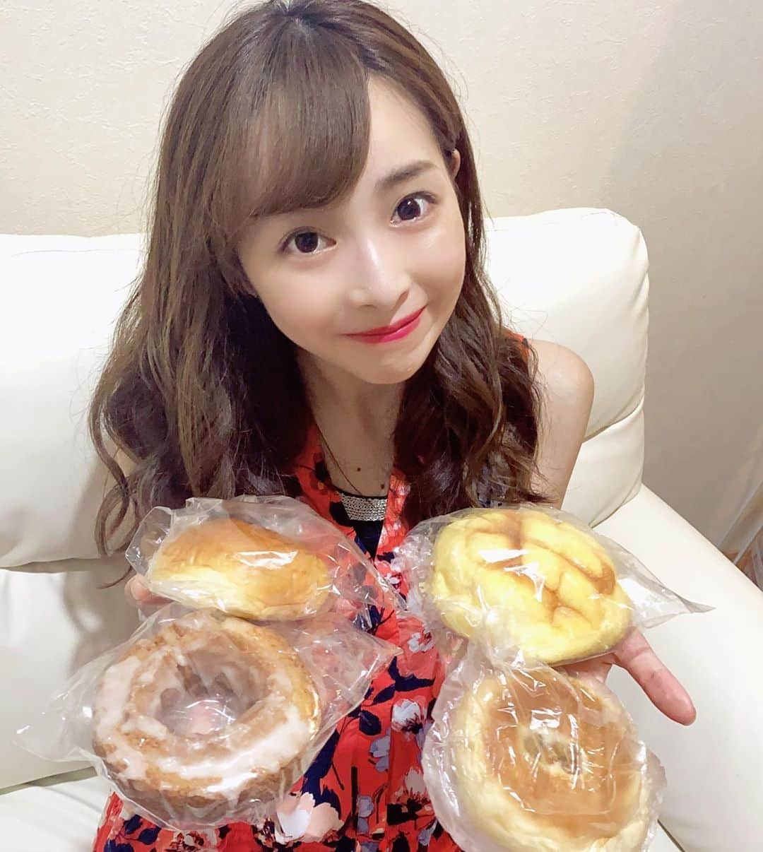 赤間有華のインスタグラム：「#パン酵母シーバー さんから大量すぎるパンが...🥖🥐あっぱれスタッフでドンドンパン食べちゃいました😭💖 。  #伊勢原 名物の#大山豆腐 が生地に練り込まれてるからしっとりやわらか食感😘❤何個でも食べられちゃうくらい軽い！！オススメです💮💯 。 #あっぱれkanagawa大行進 #伊勢原グルメ#パン#メロンパン#あんぱん#ドーナツ#bread」