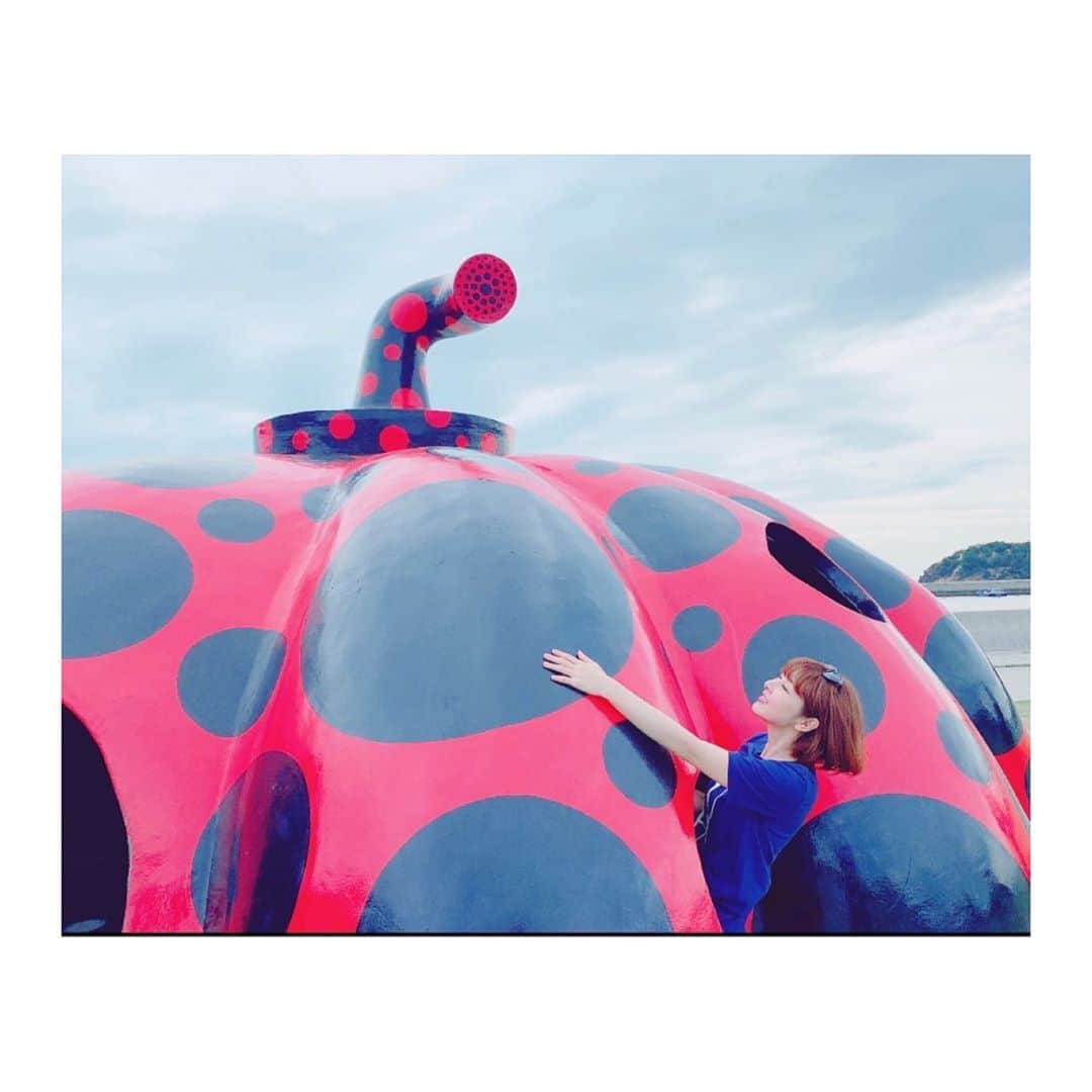 相沢礼子さんのインスタグラム写真 - (相沢礼子Instagram)「#2019 #夏の思い出 #summer  #直島 #草間弥生 #love  このとき、本当は重力で首が後ろに持ってかれてめっちゃ痛いけどがんばって耐えてました🤣笑」9月6日 20時32分 - reikoaizawa828