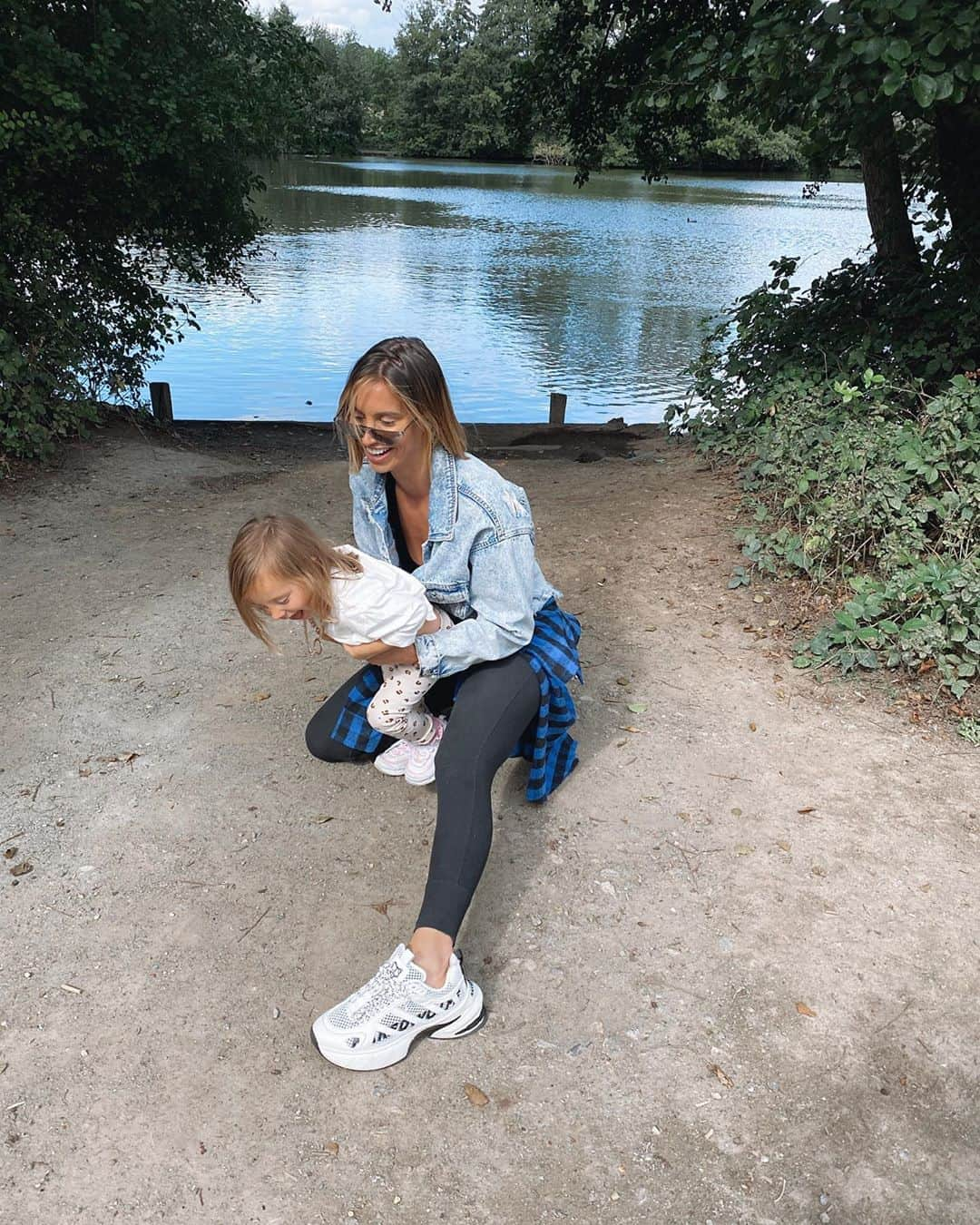 ファーン・マッキャンさんのインスタグラム写真 - (ファーン・マッキャンInstagram)「On Sunday with Sunday 💙. _____________________________________________________ Nothing beats a good Sunday stroll with my munchkimoo. Being outside in nature, fresh air, feeding the ducks 🦆💙💙. (Trainers @nakedwolfe )」9月6日 20時38分 - fernemccann