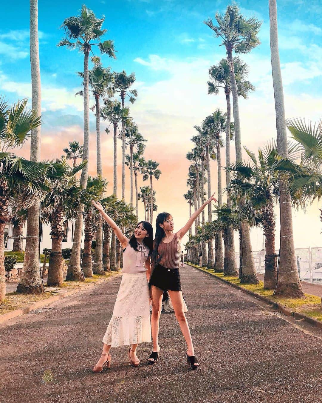 𝐀𝐦𝐢さんのインスタグラム写真 - (𝐀𝐦𝐢Instagram)「🌴👭🌴 ・ ・ ・ 謎のポーズ...  UNDER THE PULMOは駐車場ないし、オムレツサンドの店は売り切れちゃうし、和食のお店は値段高すぎるしで予定狂いまくりだったけど、写真たくさん撮れたしめっちゃ楽しかった🤣  早く行けなかったところリベンジしたい〜🙂🙃  #逗子マリーナ#逗子#逗子マリーナ🌴#逗子マリ#zushi#zushimarina#リビエラ逗子マリーナ#リビエラ#逗子マリーナロンハーマンカフェ#ロンハーマンカフェ#ヤシの木#夏コーデ#メイク#カラコン#ヘアスタイル#instagood#l4l#f4f#kinkikids」9月6日 20時34分 - amiringram_