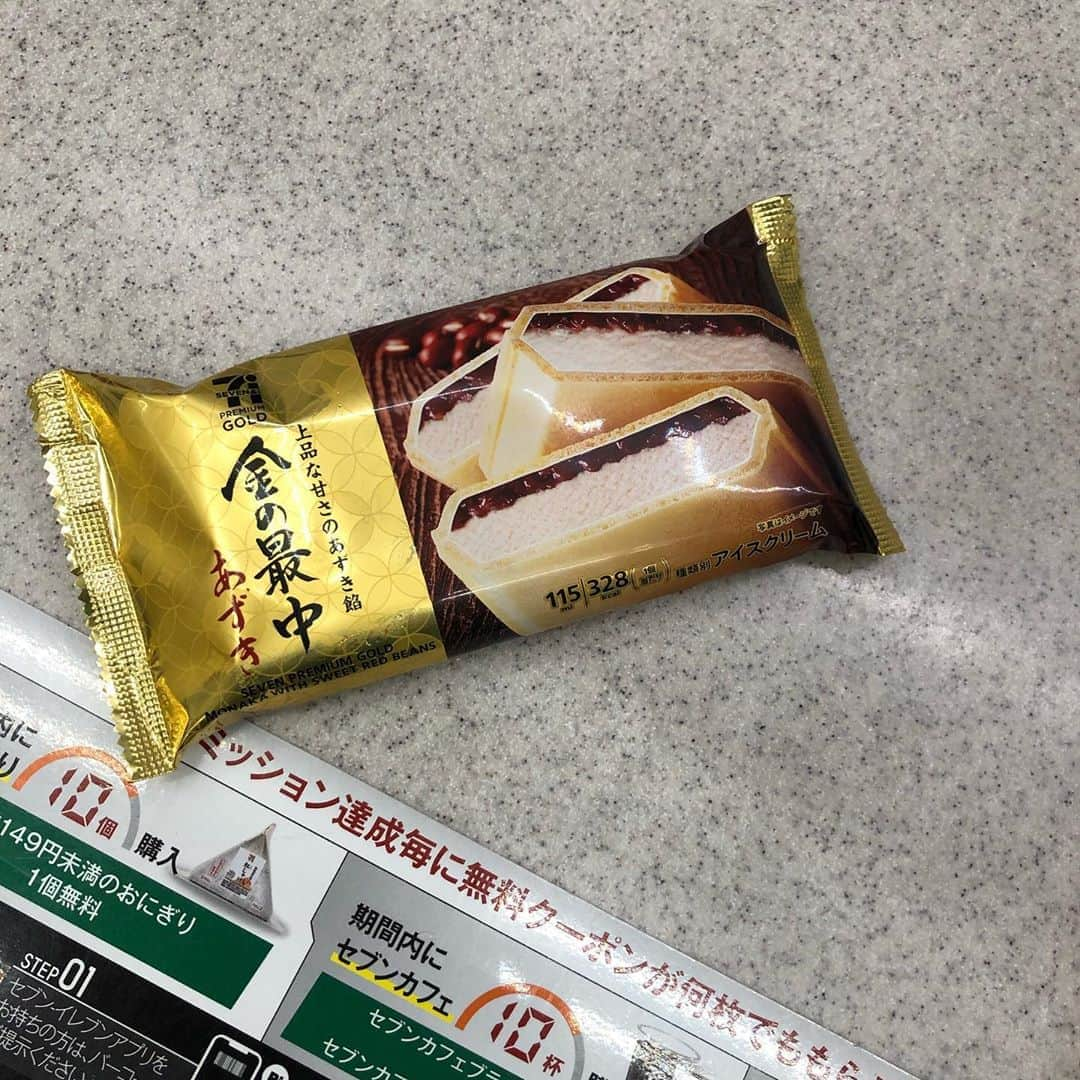 濱田マサルさんのインスタグラム写真 - (濱田マサルInstagram)「久々にスタッフとご飯🙏🏻  スタッフ激推し⤴️  いつもの御礼に😁笑  これ、美味しいんですって❤️❤️❤️  #250円　💦💦 #高級アイス #うちのスタッフ #みんな #satc #観た事無いんだって！ #びっくりドンキー #まじ #入社条件 #satc全話みた　にしようかな👽💧💧💦」9月6日 20時46分 - hamadamasaru