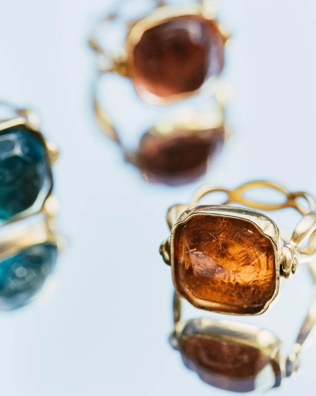 グーセンス パリのインスタグラム：「CABOCHONS rings. . . #📷 by @alix.marnat」