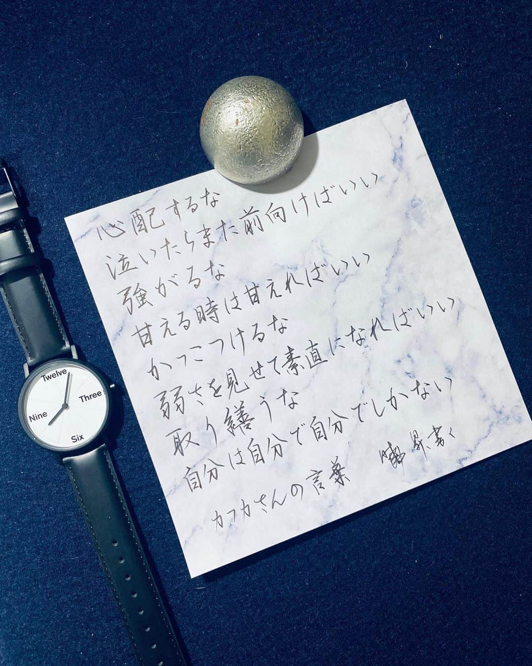 鈴木暁昇のインスタグラム：「* ◆救われる言葉 * 取り繕うな、自分は自分で自分でしかない。。。 * 等身大が一番楽。救われる言葉。 * *** *** *** *** *** *** *** *** * ⌚️日本初上陸の腕時計ブランド⌚️「LARSEN & ERIKSEN」ご紹介 * B:MING by BEAMS様限定発売の【NUMBERS】シリーズのNUMBER3 * すべてのアイテムにシリアルナンバーが刻印されていてシンプルでオシャレな時計です。 * LARSEN & ERIKSENの時計を実際にお手に取って身に付けて頂けたらと思います。 * ☞こちらより公式Instagramアカウントに飛べます @larseneriksen_jp * ※取り扱い店舗 <B:MING by BEAMS> ✔︎ららぽーとTOKYO-BAY店 ✔︎横浜ポルタ店 ✔︎SAKURA MACHI 熊本店 ✔︎新静岡セノバ店 ✔︎ルクア イーレ店)<B:MING by BEAMS> ✔︎公式オンラインストア 8/22(金)より発売してます。 ※NUMBERSは<B:MING by BEAMS>のみでの取扱い。 * #ラーセンアンドエリクセン #larsenanderiksen #larseneriksen #腕時計 #時計 #手元俱楽部 #北欧  #デンマーク発」