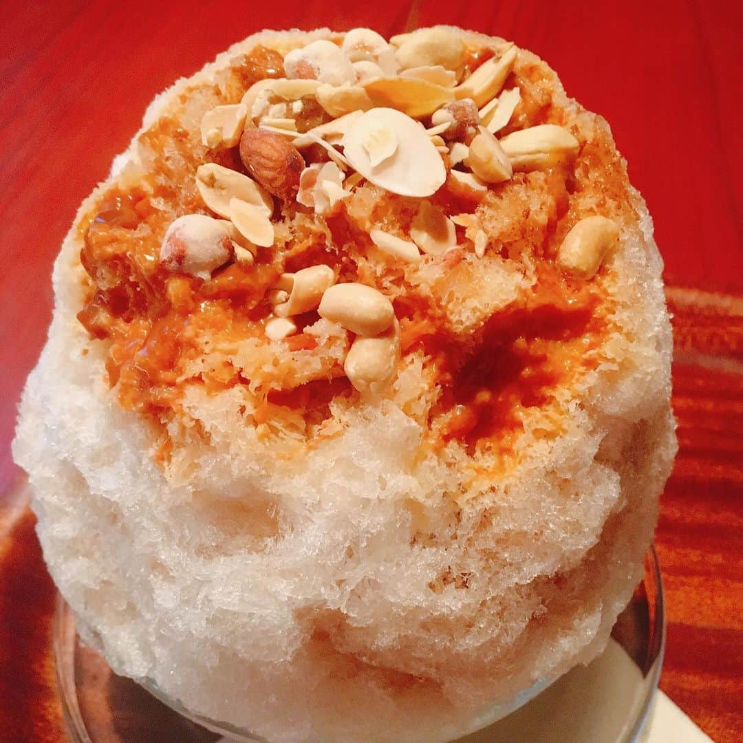 森谷佳奈さんのインスタグラム写真 - (森谷佳奈Instagram)「滑り込みカキ氷。暑い日が続きますねー。 ドドド(米子市)にてキャラメルナッツチャイカキ氷🥜食べた時の一枚です。氷フワフワ、シナモン香るシロップが罪作りなうまさでした。。ドドドはたくさん珍しいカキ氷があるから魅力的！  #米子カフェ #米子ランチ」9月6日 20時41分 - kana_moritani