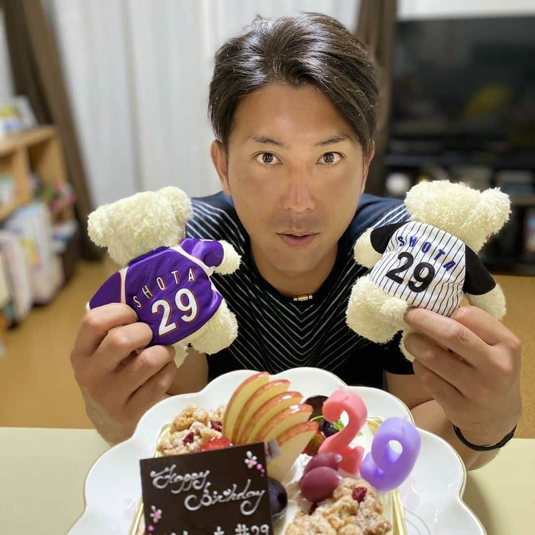 小関翔太のインスタグラム：「おーばんです😄  9月6日ということで29歳の 誕生日でした😏😏😏  沢山のメッセージありがとうございました😆  29歳…ホントに早いなと思います😅 今は東京ドームである都市対抗野球出場に 向けて練習、試合と励んでおります‼️  また小関翔太と共に#かずさマジック の 応援をして頂けたら幸いです🙇  今日から29の歳、背番号と共に 素晴らしい一年になる様に頑張ります😆  最後に、台風10号が九州に近づいてます 僕も千葉県で停電など経験して改めて 辛かったと言えます。 今回の台風は今まで一番激しいと言ってますので、 気をつけてください。 僕の実家も、のんの実家も、北九州なので心配です 本当に気をつけてください。  #小関翔太 #29 #誕生日 #29歳  #かずさマジック #くまちゃん  #きんくまハムスター  #土門愛大 #竹鶴 #誕プレ #ありがとう  #塩見貴洋 さん #宋家豪 君 #よーすけ #誕生日一緒#おめでとうございます (笑) #ケーキの#29いい感じ😍 #手巻き寿司パーティー #アルプロン #こんな僕ですが #これからもよろしくね 🙇🙇  お疲れ様でーす🐹🐹🐹」