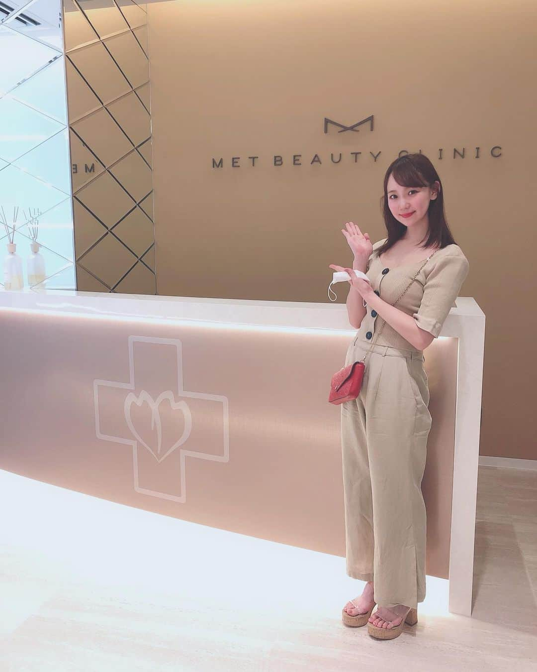 大段舞依さんのインスタグラム写真 - (大段舞依Instagram)「﻿ ﻿ 今日は、大好きな美容の日でした♡﻿ ﻿ @met_beauty_clinic さんで﻿ ダーマペンとミラノリピールの併用治療﻿ シルクスキンをしていただきました😊💕﻿ ﻿ 毛穴の引き締め ニキビ 肌質改善 など﻿ 嬉しい効果がたくさん！！！﻿ 終わった後、お肌がもちもち♡♡♡﻿ ﻿ マスクで肌荒れする事も多いだろうし﻿ 皆さんもぜひ行ってみてねっ🏥♡﻿ ﻿ あっ！まいのインスタ見ましたって伝えると﻿ 美白注射プレゼントしてくれるよっ💉﻿ ﻿ ﻿ #メット #metbeautyclinic #シルクスキン﻿ #ダーマペン #ミラノリピール﻿ ﻿」9月6日 20時42分 - maichi_1004