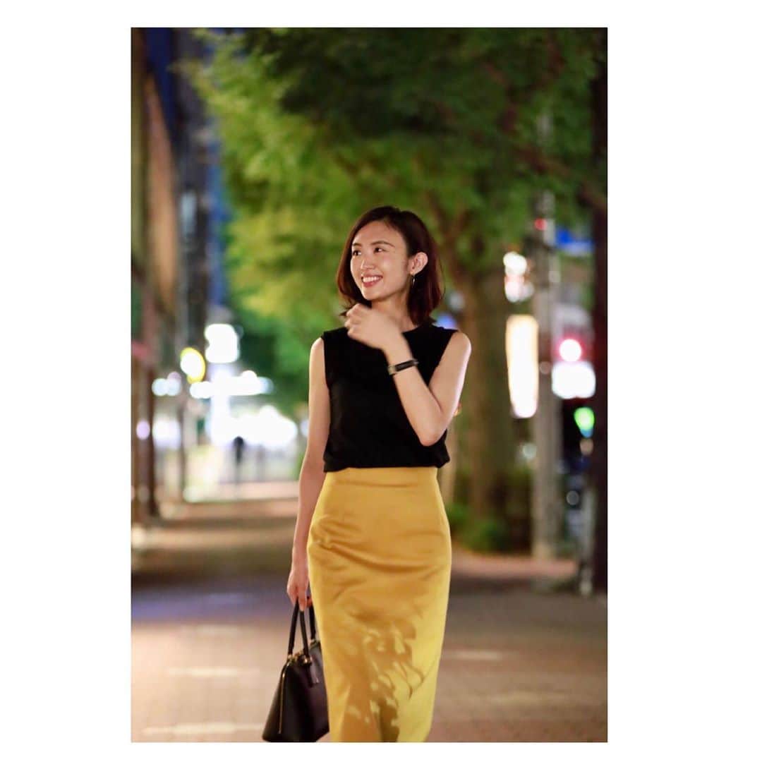 篠原菜月のインスタグラム：「いつかのユニクロとルーニィのタイトスカートコーデ！ @oggi_mag web にて更新しました✍️﻿ ルーニィの服はラインがきれいで気に入っていて、毎シーズンに1着は買い足してる気がする…😘﻿ ﻿ 手がぶれぶれなのは、金曜日だったのと久しぶりの外食に嬉しさがあふれているから！w﻿ ﻿ リンクはプロフィールに🍁﻿ ﻿ tops…﻿ @uniqlo  skirt…﻿ @lounie_jp  ﻿ ﻿ #oggi#oggijp#秋コーデ#uniqlo#uniqloコーデ#ユニクロ#ユニクロコーデ#コットンノースリーブT#タイトスカート#LOUNIE#ルーニィ#ファッション#fashion#coordinate#ootd#ルラボ#LELABO」