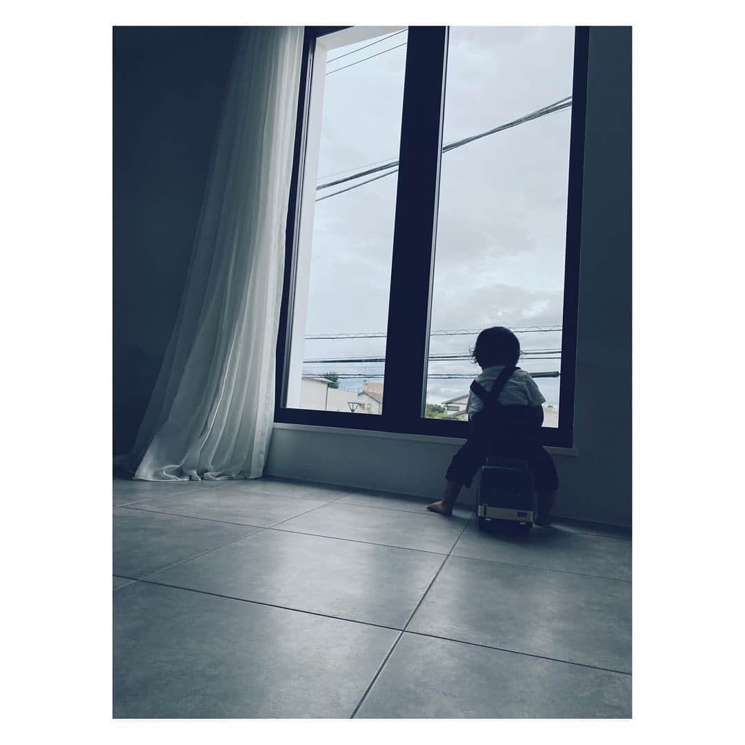 のインスタグラム：「Super Sunday🌞☔️⚡️ 今日は公園で特別な出逢いもありました🙌 ・・・・・・・・・・・・・・・・・・・・・・・ #son #family #home #weather #sunny #rainy #thunder #storm #sky #こどものいる暮らし #景色 #柏木景色 #息子 #家族 #子供のいる暮らし #日曜 #Sunday」