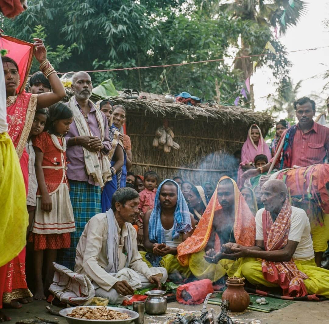 ナショナルジオグラフィックさんのインスタグラム写真 - (ナショナルジオグラフィックInstagram)「Photo by @sarahyltonphoto  While working on a project along the Ganges River, I came across this ceremony in Rasalpur, a village located in Bihar, India. The traditional procession was meant to connect with ancestors and seek blessings. Witnessing village life in India is a window into the many traditions and ways of being in this diverse country. For more stories follow me @sarahyltonphoto #India #Bihar #ceremony」9月7日 7時36分 - natgeo