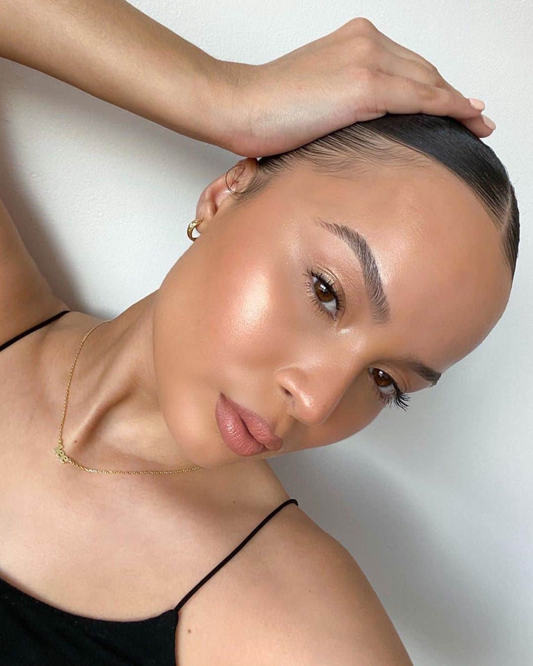 Benefit Cosmeticsさんのインスタグラム写真 - (Benefit CosmeticsInstagram)「@leesondra_ just set the bar for glow goals ✨  She goes for #preciselymybrowpencil in shade 4.5 & #24hrbrowsetter! #regram #friendswithbenefit」9月7日 7時36分 - benefitcosmetics