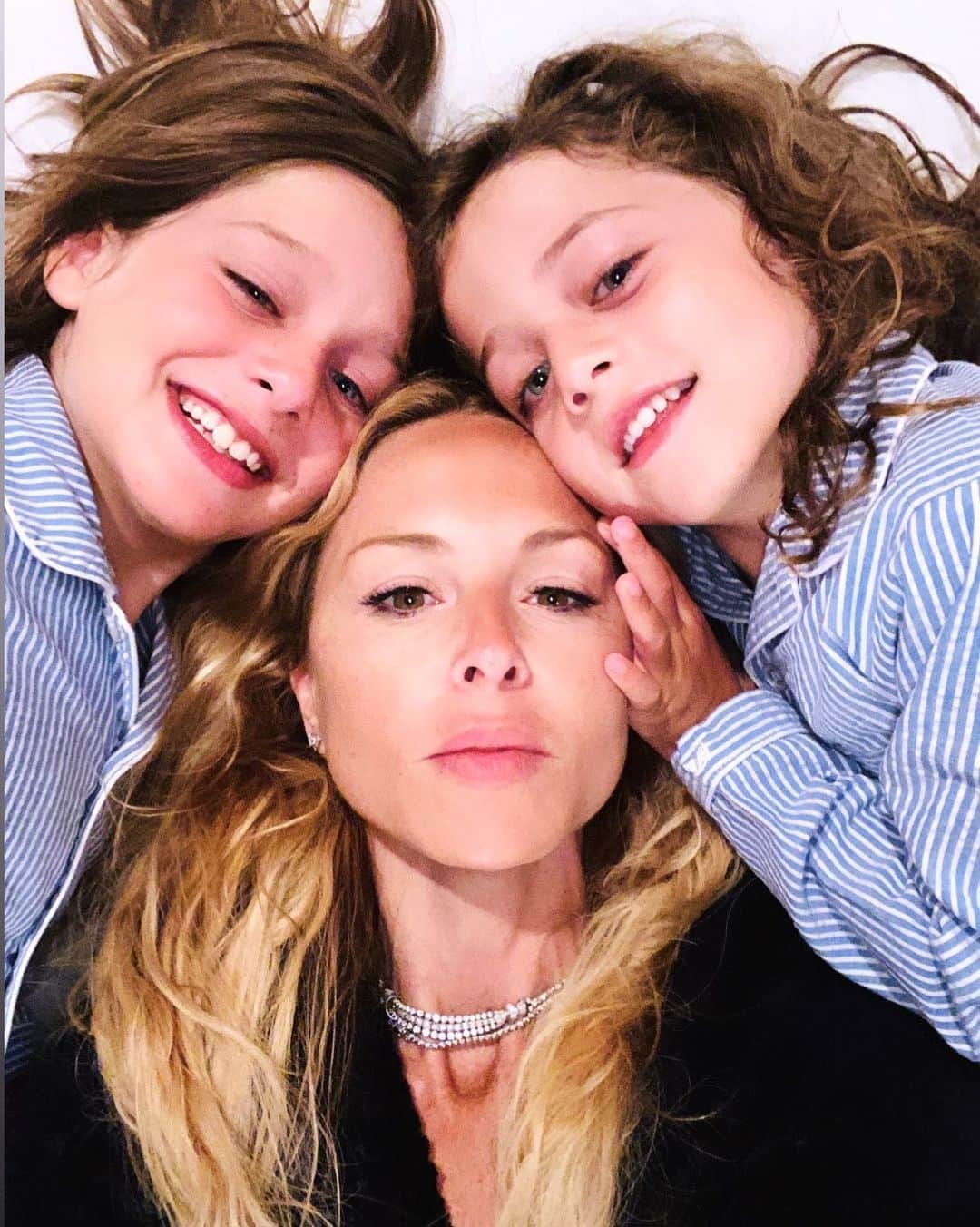レイチェル・ゾーのインスタグラム：「Sunday feels staying inside in 110 degree weather... too hot to do anything 😓  #boymom 🙏🏻❤️ XoRZ」