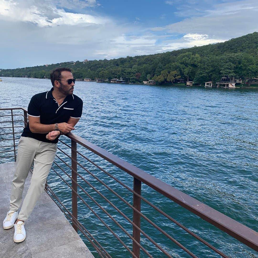 ジェレミー・ピヴェンのインスタグラム：「Hope you find your spot to let it all go ... Where in the world do want to be ? Don’t forget to embrace wherever you are.」