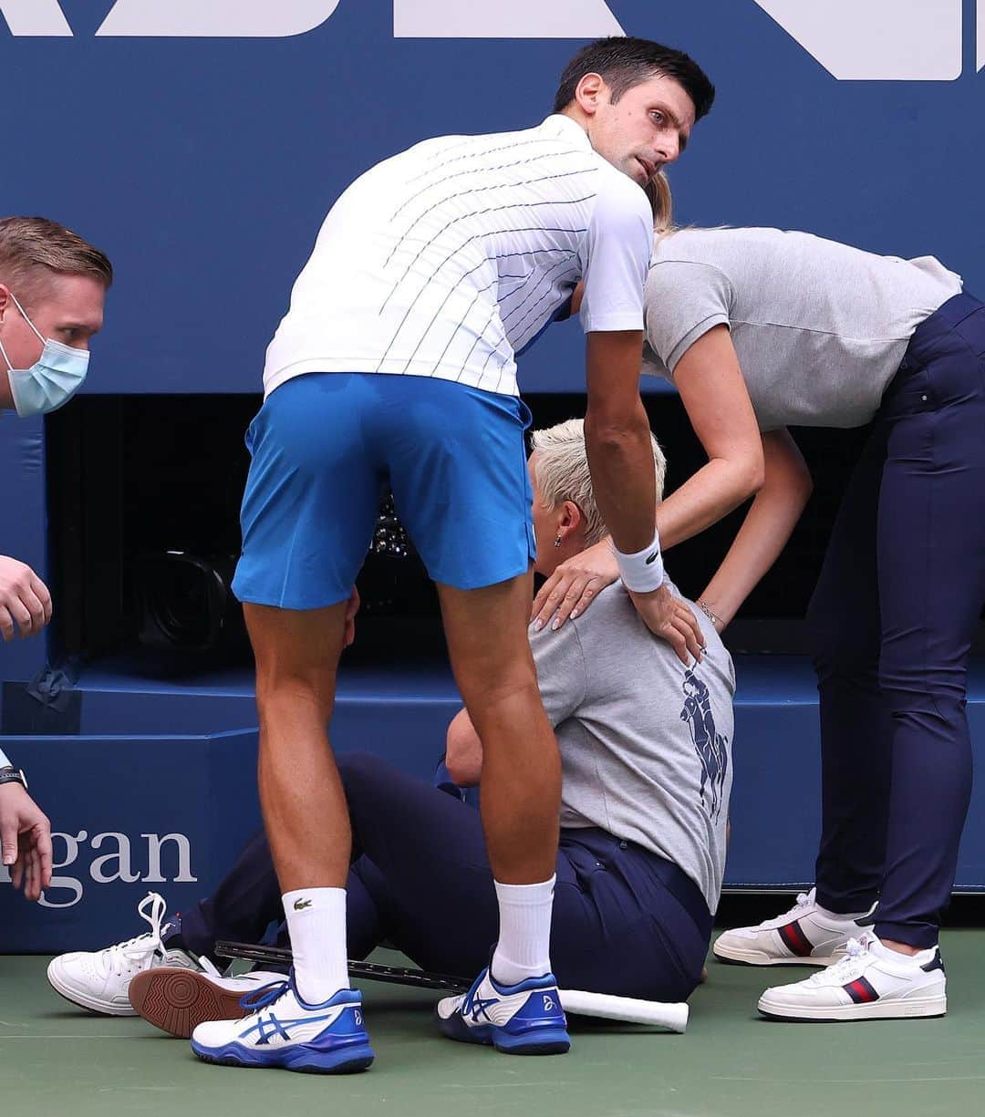 Just Jaredさんのインスタグラム写真 - (Just JaredInstagram)「In a shocking turn of events, No. 1-ranked men’s player #NovakDjokovic is disqualified from the #USOpen after accidentally hitting a line judge in the throat with a tennis ball. Tap this picture in the LINK IN BIO to find out more about what just happened. Photo: Getty」9月7日 6時31分 - justjared