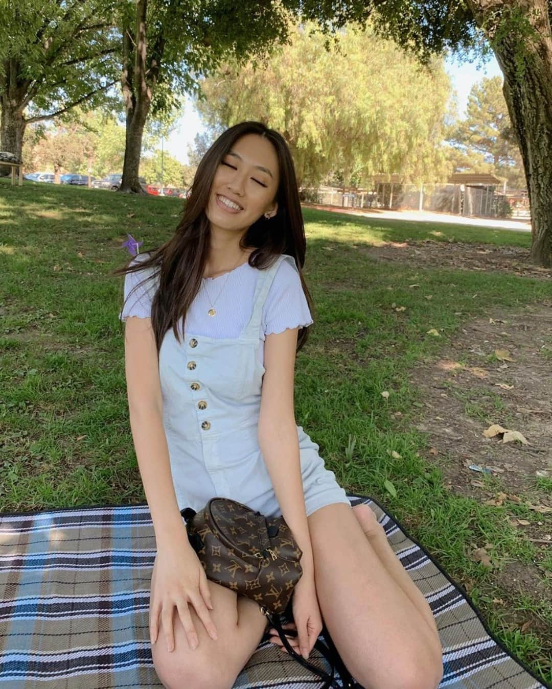 チェイサーさんのインスタグラム写真 - (チェイサーInstagram)「Weekend picnic goals🧺💞😍 @ohheyamy #chaserbrand #cottagecore #picnicgoals #picnicoutfit #picnicstyle #denimdress」9月7日 6時30分 - chaserbrand