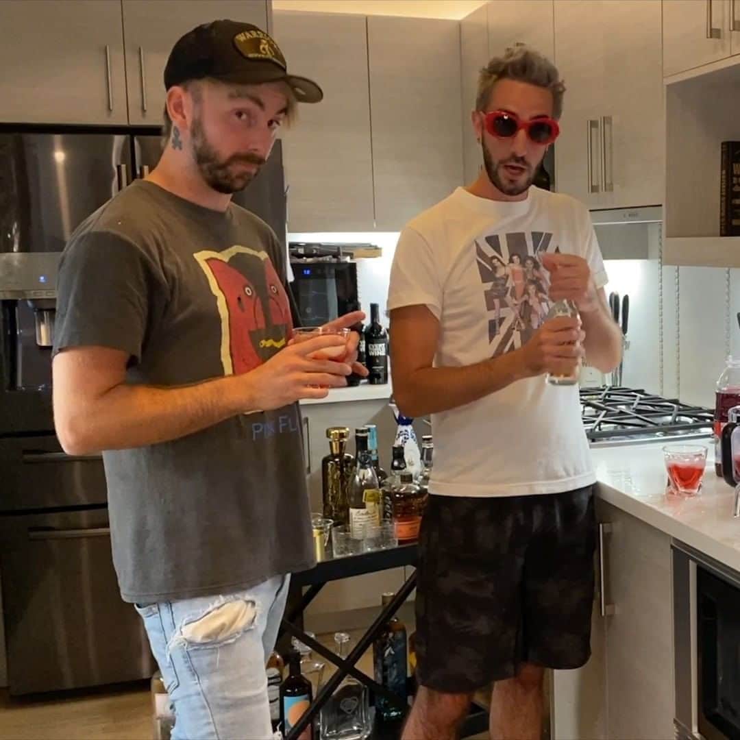 All Time Lowのインスタグラム：「@jackbarakat flew in a special guest to help him make a @summerdazerose Glitter & Crimson Sparkling Rosé Cranberry Cocktail, full video on our YouTube. Swipe for the recipe that caused these facial expressions.」