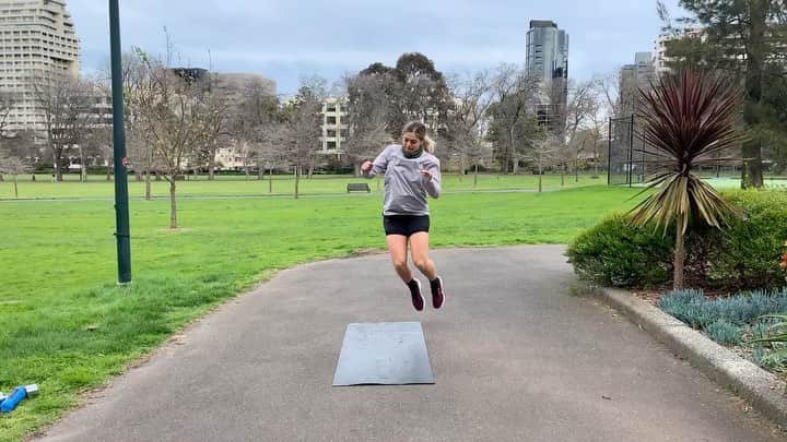 フィービー・ディ・トマソのインスタグラム：「Multi-directional Movement for #whateverdayoftheweekitismotivation because if you can't move forward you should at least side-step 🙃」