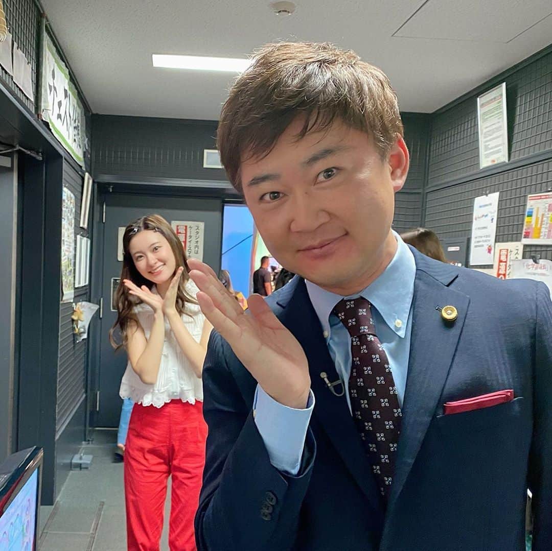 のインスタグラム：「増田アナと縦ソーシャルディスタンスしました。僕が後ろがよかったのに。 おは朝はじまるよー！ #増田紗織  #おは朝 #おはよう朝日です #この後6時45分から  #山岸久朗 #山岸弁護士 #山岸弁護士が飯テロ中」