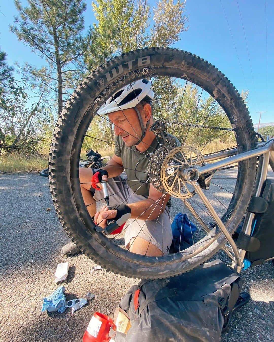 Alex Strohlさんのインスタグラム写真 - (Alex StrohlInstagram)「Stage 2/3 of The Gravel ride across Montana — These 3 days had us riding through some of the nicest country in SW Montana. Riding 55 miles a day on average we followed the Pintler Mountains, swam in creeks, slept under the stars, ate our weight in snacks every day, drank water from the rivers, and just pedaled. Such a fun way to reconnect to what’s essential. Our daily worries revolved around   1. What are we going to eat? 2. Where are we going to sleep? 3. “hope I don’t get a flat (Isaac) 4. “How bad is the headwind?”」9月7日 7時07分 - alexstrohl