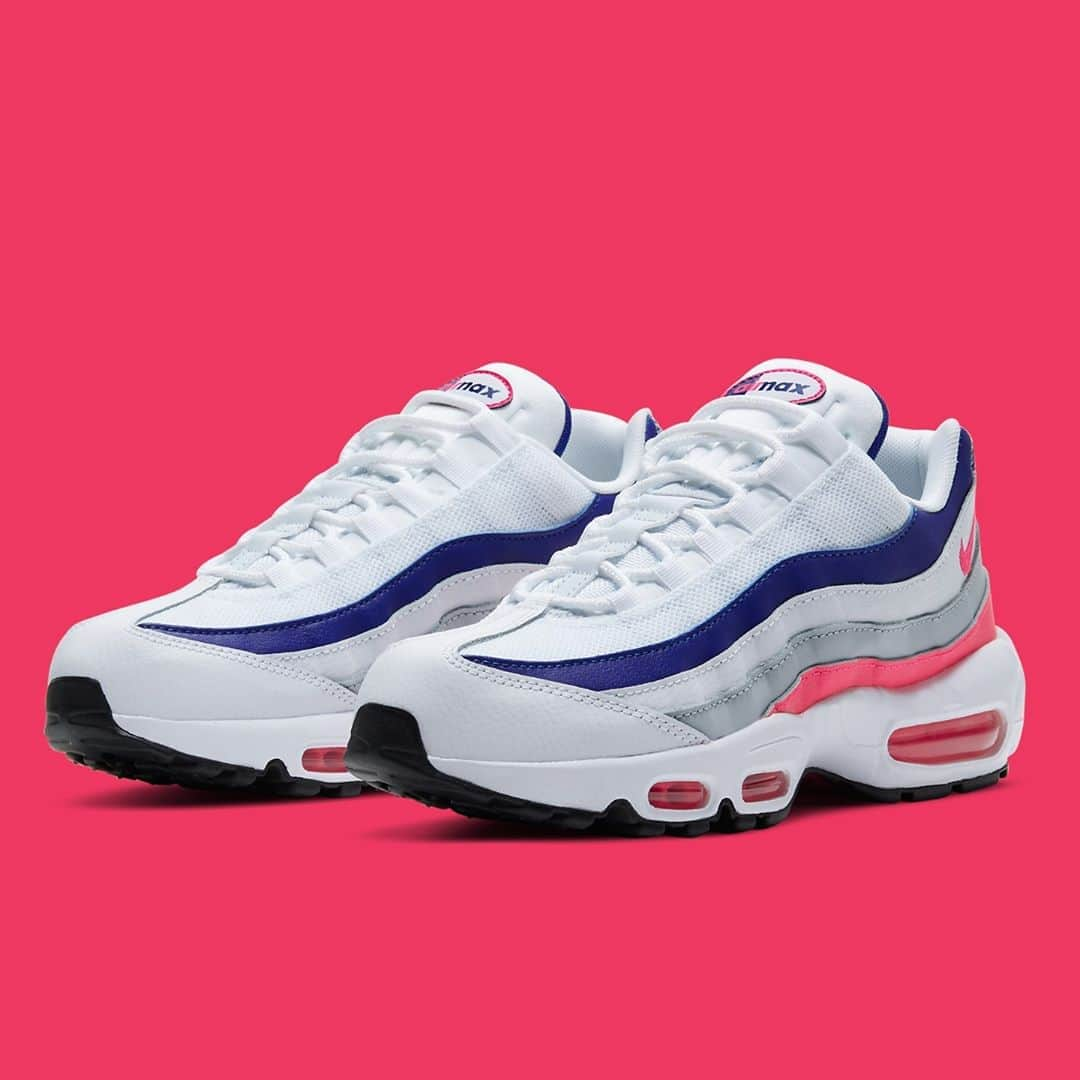 Sneaker Newsさんのインスタグラム写真 - (Sneaker NewsInstagram)「Another fresh spin on the Air Max 95 arrives with navy and pink blast layers on the gradient. Remind anyone of the "Ultramarine" colorway? Link in bio for a closer look.」9月7日 7時01分 - sneakernews