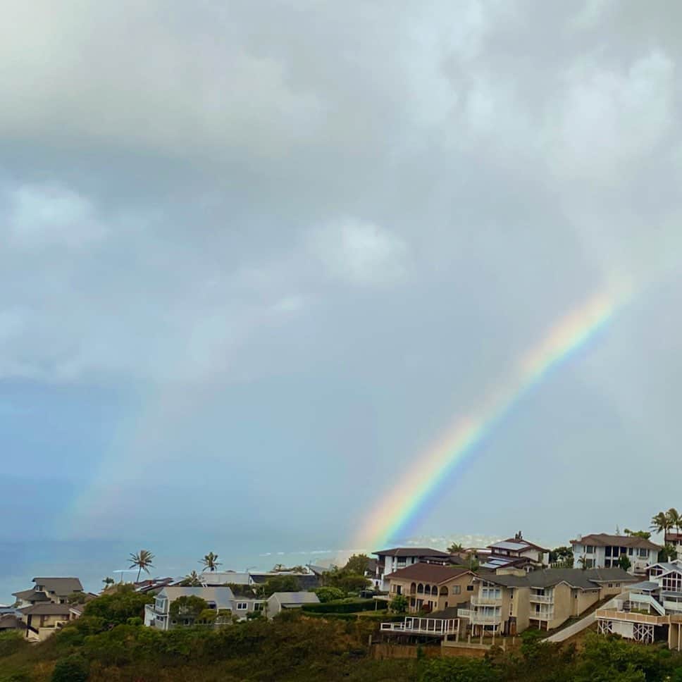 マキ・コニクソンさんのインスタグラム写真 - (マキ・コニクソンInstagram)「Lockdown Day 11 Good morning from Hawaii! 今朝も虹ちゃまが顔を出してくれました！😊それもダボー🌈🌈。私の住んでいる所は 朝にシャワー☔️がきて太陽☀️がちょっとでも出ていたらほぼほぼ🌈が出るのです。 まさに”Happy Rainbow Valley”!!😊😊  私は虹を見ると今は亡きハワイのアーティストIZのOver The Rainbow(写真2枚目)をよく思い出します。彼の優しい歌声を聴いてるだけで泣けてくる。染みるんだよねー。😢 IZが天国からハワイを守ってくれてるって思うの。凄く癒されるので良かったら聴いてみて下さい！🙏🏻  今日も”Alohappy”の精神で “ワクワクする事”を考えて”楽しく” 過ごそうね！😄🤙🏼 笑顔で行ってらっしゃい！👋🏼 #エアハワイ🌺  #リアルハワイ #happyrainbow🌈 #どうか台風の被害がありませんように。」9月7日 7時03分 - makikonikson