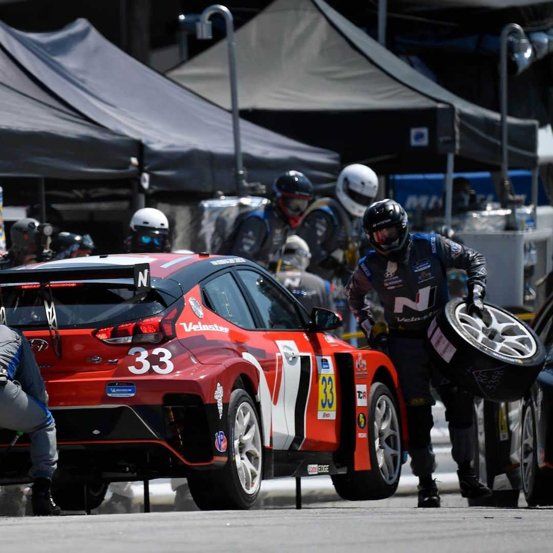 ミシュランさんのインスタグラム写真 - (ミシュランInstagram)「The #MichelinEnduranceWeekend is complete at our home track! Sunday’s @imsa_racing Michelin Pilot Challenge race capped off 10 great hours of endurance racing, learning and developing our tires. A total of 10 different automotive brands scored podium finishes with Michelin this weekend. #IMSA #TireRackGrandPrix #IMPC #VPStayFrosty240」9月7日 7時13分 - michelinusa