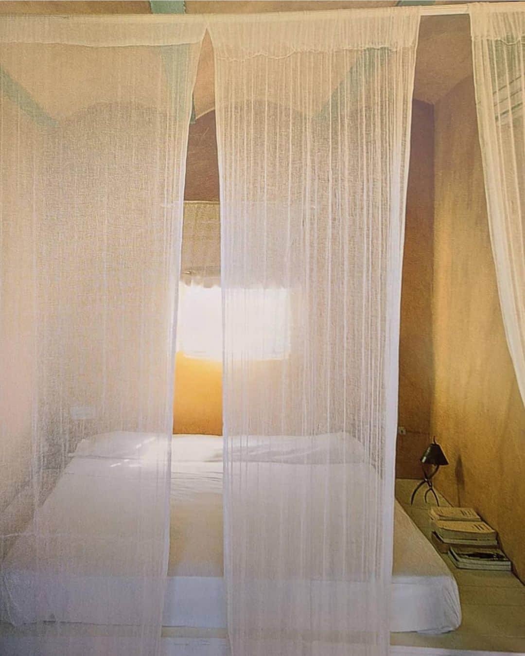 Meganさんのインスタグラム写真 - (MeganInstagram)「Mediterranean Style by Robert Fitzgerald 〰 via @domicile.file ☀️ . . . . #interiordesign #curtains #simplicity #theworldofinteriors #homedecor」9月7日 7時19分 - zanzan_domus