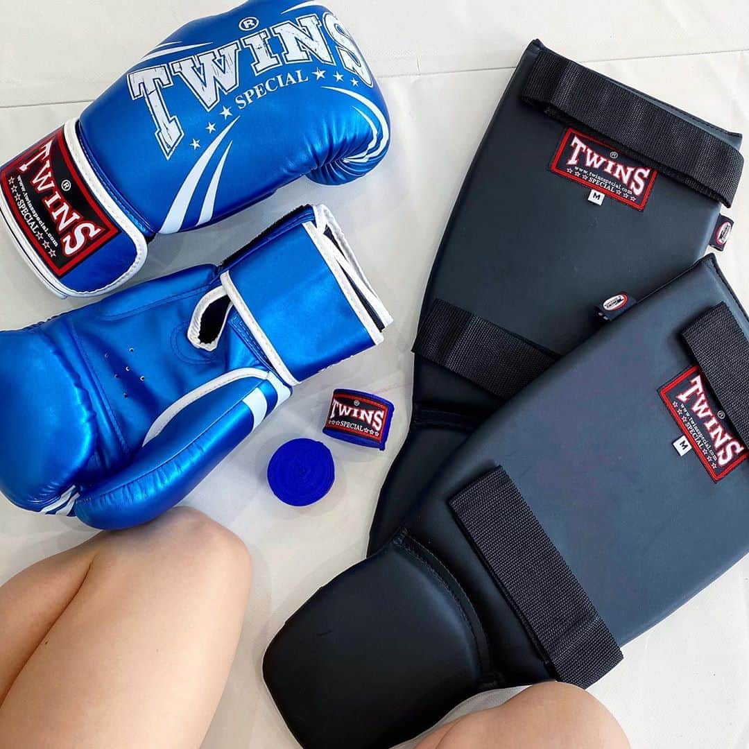 富久美玲のインスタグラム：「_ . my glove🥊 + bantage & legers💙 . #twins」