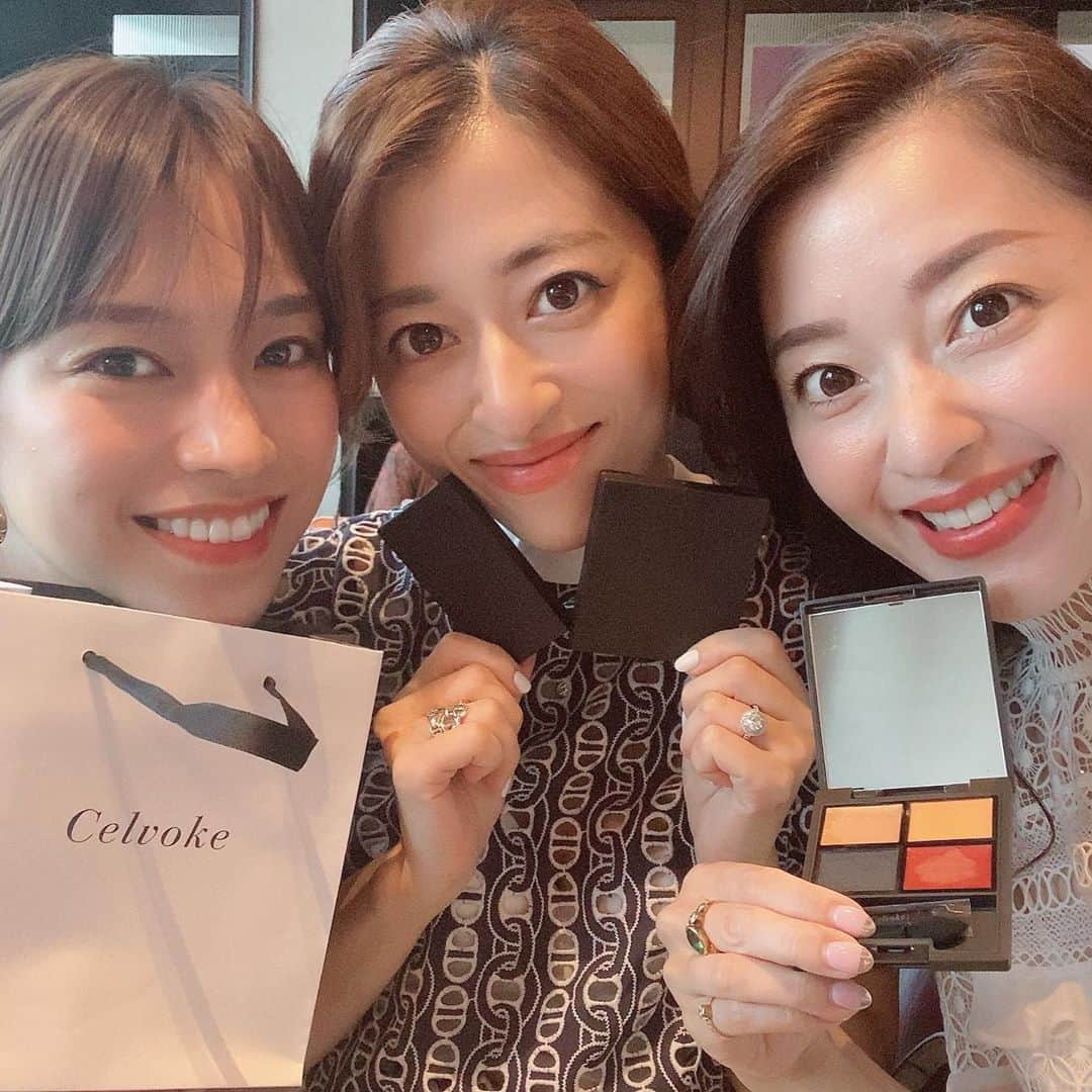 紺野ゆりさんのインスタグラム写真 - (紺野ゆりInstagram)「【名古屋】 9月9日、 Celvoke(@celvoke.jp )が 名古屋に高島屋に続いて 松坂屋に2店舗目をオープンします✨✨ 昨日は1日限りのイベント "Celvoke Lounge Nagoya"に 参加してきました💕 秋の新色カラー、めちゃめちゃ可愛かった〜🥰  9/6-13までTHE GATEHOUSEでセルヴォークとコラボしたPOPUPイベント開催してます。 @the_gatehouse 初めて行ったけど、高層で景色も綺麗でお洒落なレストランでした🍴🌃  名古屋の方はどちらもぜひ行ってみてね❤  日帰りだったけど、 地元に帰れるのは嬉しい🥺♡ 親友に会えて新作コスメにテンション上がってHappyな1日でした🥰🥰  #celvoke#nagoya#セルヴォーク#cosmetics#THEGATEHOUSE」9月7日 7時33分 - yuri_konno_official