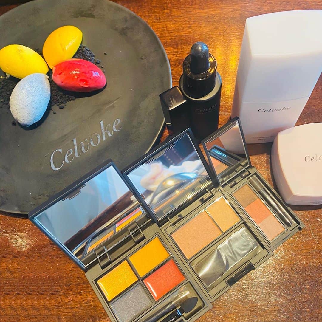 紺野ゆりさんのインスタグラム写真 - (紺野ゆりInstagram)「【名古屋】 9月9日、 Celvoke(@celvoke.jp )が 名古屋に高島屋に続いて 松坂屋に2店舗目をオープンします✨✨ 昨日は1日限りのイベント "Celvoke Lounge Nagoya"に 参加してきました💕 秋の新色カラー、めちゃめちゃ可愛かった〜🥰  9/6-13までTHE GATEHOUSEでセルヴォークとコラボしたPOPUPイベント開催してます。 @the_gatehouse 初めて行ったけど、高層で景色も綺麗でお洒落なレストランでした🍴🌃  名古屋の方はどちらもぜひ行ってみてね❤  日帰りだったけど、 地元に帰れるのは嬉しい🥺♡ 親友に会えて新作コスメにテンション上がってHappyな1日でした🥰🥰  #celvoke#nagoya#セルヴォーク#cosmetics#THEGATEHOUSE」9月7日 7時33分 - yuri_konno_official