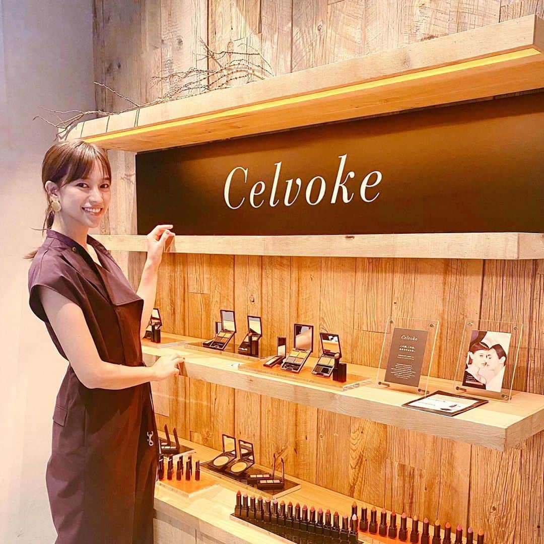 紺野ゆりさんのインスタグラム写真 - (紺野ゆりInstagram)「【名古屋】 9月9日、 Celvoke(@celvoke.jp )が 名古屋に高島屋に続いて 松坂屋に2店舗目をオープンします✨✨ 昨日は1日限りのイベント "Celvoke Lounge Nagoya"に 参加してきました💕 秋の新色カラー、めちゃめちゃ可愛かった〜🥰  9/6-13までTHE GATEHOUSEでセルヴォークとコラボしたPOPUPイベント開催してます。 @the_gatehouse 初めて行ったけど、高層で景色も綺麗でお洒落なレストランでした🍴🌃  名古屋の方はどちらもぜひ行ってみてね❤  日帰りだったけど、 地元に帰れるのは嬉しい🥺♡ 親友に会えて新作コスメにテンション上がってHappyな1日でした🥰🥰  #celvoke#nagoya#セルヴォーク#cosmetics#THEGATEHOUSE」9月7日 7時33分 - yuri_konno_official