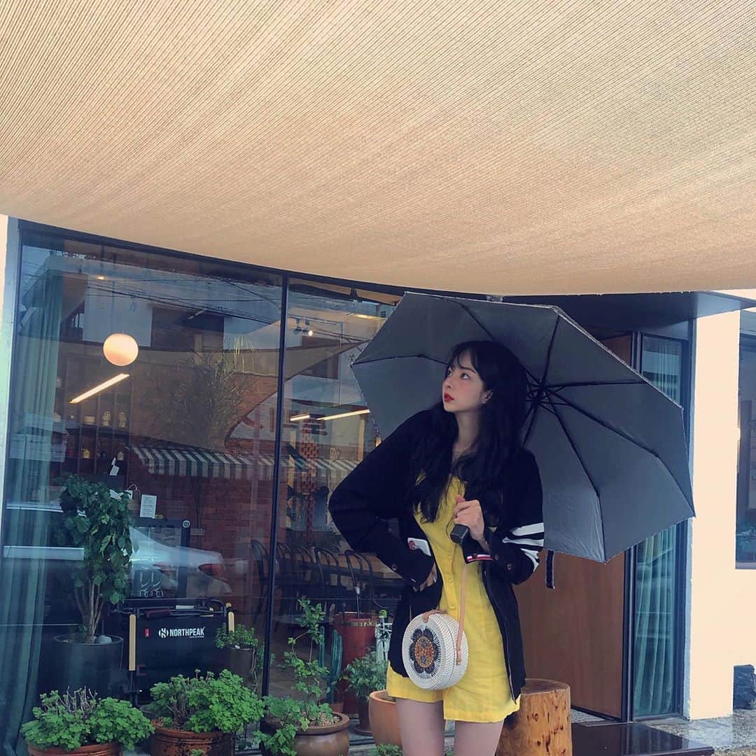 ユジョン のインスタグラム：「비가 내리다 말다. 우산을 챙길까 말까  tv엔 맑음이라던데 네 마음도 헷갈리나봐  폴킴, 비」