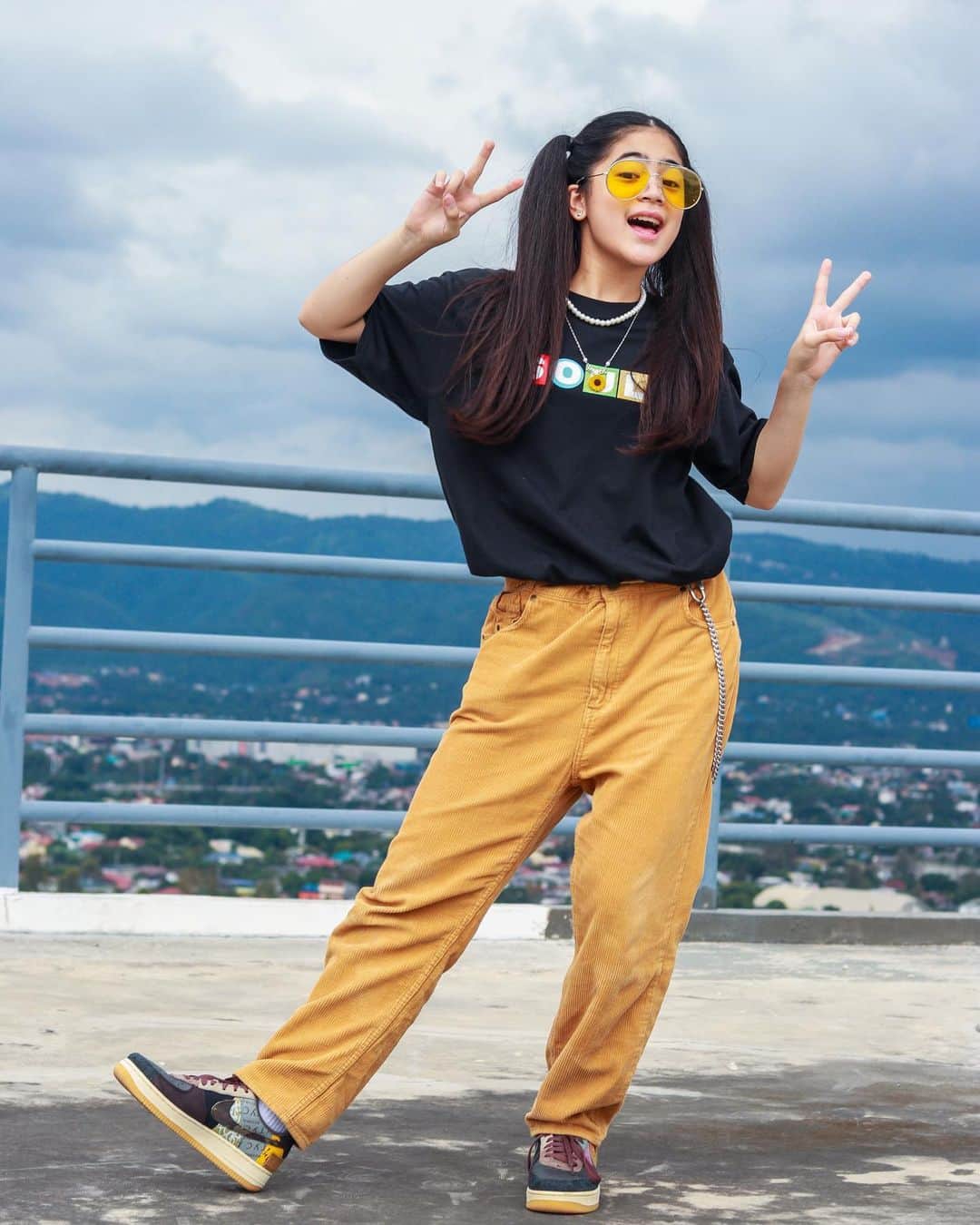 Niana Guerreroのインスタグラム：「here’s my jhope #ootd 😆🕺🏼who is your bias from bts? 💜🥳」