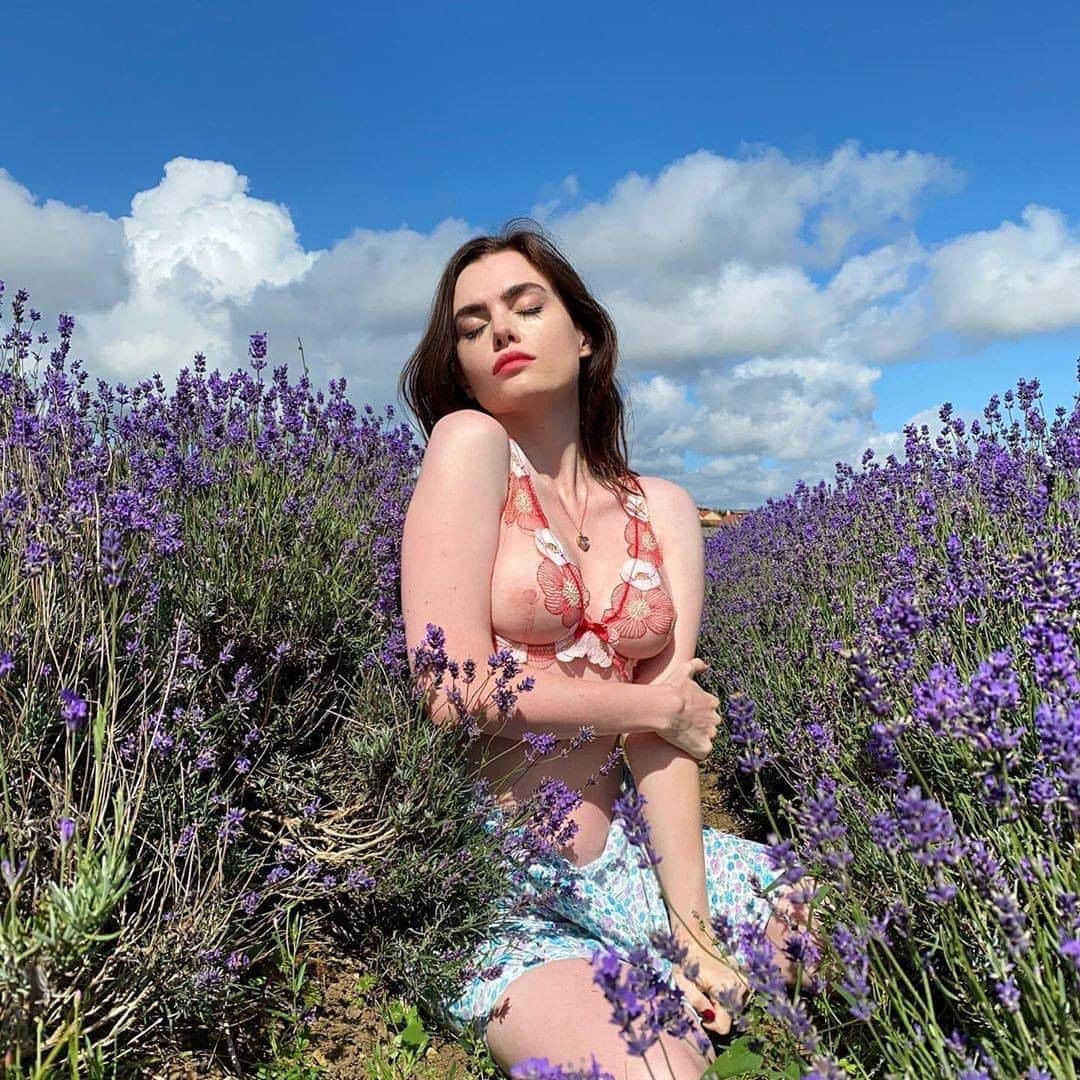 Agent Provocateurさんのインスタグラム写真 - (Agent ProvocateurInstagram)「Summer is a state of mind. Our Philomena bra is worn by ray of sunshine, @charlihoward. #AgentProvocateur #LeftToYourOwnDevices」9月6日 22時49分 - agentprovocateur