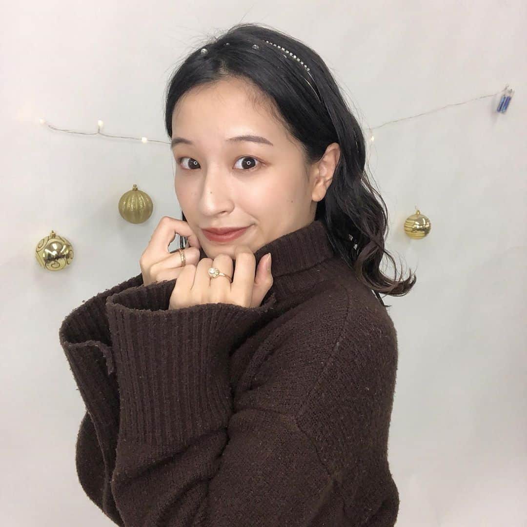 佐藤華純のインスタグラム：「.  【 #美少女図鑑 】  今日は、大阪美少女図鑑さんの撮影でした！  この時期にこんな格好？！と思われるかもしれませんが、今回のコンセプトがクリスマス女子会だったんです🎅🏼🎄  自分でしたことのないヘアメイクもしていただいて、終始ウキウキ！  どんな写真が撮れたのか、楽しみにしていてください✨  #ミスキャンパス立命館2020 #MCR2020  #立命館 #立命館大学 #京都 #女子大生  #ミスキャン #ミスコン #ファイナリスト #大阪美少女図鑑 #クリスマス女子会」