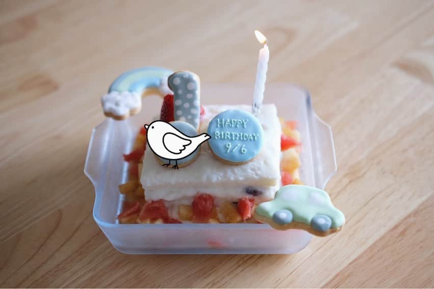 のインスタグラム：「初めてのお誕生日。 心を込めてお祝いしました🎂 テンション高めのガッツポーズに 母も心の中で全力ガッツポーズ…！ カード、プレゼント、メッセージなどたくさんいただいて 息子は幸せ者です。  アイシングクッキー教えてくれた @akina1117  はじめ 気に掛けてくださった皆さま 本当にありがとうございました♡  #1stbirthday #1yearold  #celebrate #anniversary #myson #treasure  #precious #happy #family #memory  #momlife #homemade #icingcookies #cake #forbaby #sweets  #love #life  #thanks」